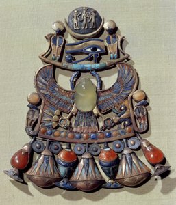 Pectoral med en fugle-skarabé, fra Tutankhamons grav (ca. 1370-52 f.Kr.) New Kingdom (guld cloisonne dekoreret med halvædelsten og glaspasta)