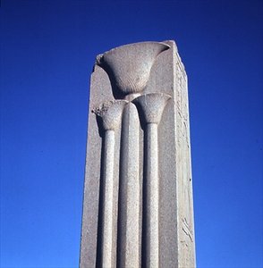 Søjle dekoreret med stiliserede lotusplanter, fra komplekset Great Temple of Amun, New Kingdom (se også 59219)