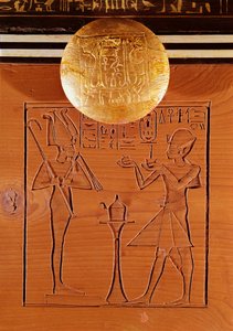 Bærbar kiste, detalje af Tutankhamon (ca. 1370-1352 f.Kr.), der giver et offer til Osiris, fra Tutankhamons grav, New Kingdom (ibenholt, elfenben, træ og bronze) af Egyptian 18th Dynasty