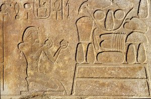 Dronning Hatshepsut (ca. 1503-1482 f.Kr.) knælende foran et offerbord, Amuns tempel, Det Nye Kongerige
