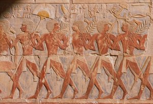 Relief, der viser en parade til ære for gudinden Hathor, fra Hatshepsuts lighustemplet (ca. 1503-1482 f.Kr.) New Kingdom (malet kalksten) (se også 226168)