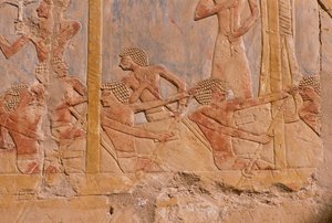 Relief, der forestiller mænd, der ror på en båd, væg dekoreret til ære for gudinden Hathor, detalje, fra Hatshepsuts lighustemplet (ca. 1503-1482 f.Kr.) New Kingdom (malet kalksten)