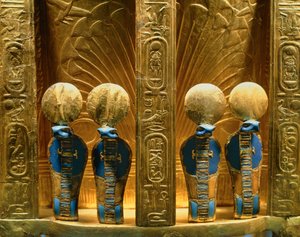 Bagsiden af farao Tutankhamons trone med fire gyldne uraeus-kobrafigurer (guld med lapis lazuli). af Egyptian 18th Dynasty
