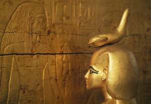 Statue af Selkis eller Serket, der beskytter kisten med kanopekrukker, Tutankhamons skatkammer af Egyptian 18th Dynasty