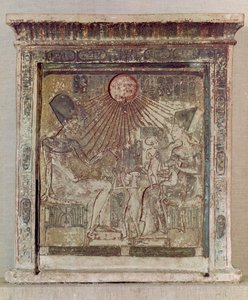 Stela, der skildrer Aten, der giver liv og velstand til Amenophis IV (Akhenaten) (ca. 1352-1336 f.Kr.), hans kone, Nefertiti og tre af deres døtre, fra Tell el-Amarna, New Kingdom, ca. 1353-1337 f.Kr.