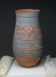Dråbeformet vase med malede design af jomfruer, køer og sumpplanter, New Kingdom, ca. 1390-1353 f.Kr. (malet terracotta) af Egyptian 18th Dynasty