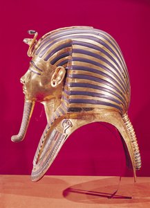 Guldmasken, fra Tutankhamons skat (ca. 1370-52 f.Kr.) ca. 1340 f.Kr. (guld indlagt med halvædelsten) (se 179987 for modsatte side)