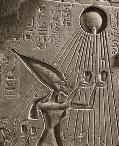 Den kongelige familie under Amenophis IV Akhnaton ofrer til Aton, sungoden (relief) af Egyptian 18th Dynasty