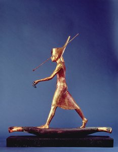 Tutankhamon (C.1370-1352 f.Kr.) Harpuneren, fra Tutankhamons grav, New Kingdom (forgyldt træ) (se også 3977 & 120779)