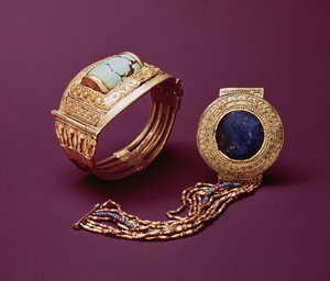 To armbånd, fra Tutankhamons grav (ca. 1370-1352 f.Kr.) New Kingdom (guld)