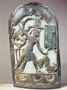 Votivskjold, der forestiller kongen, der dræber en løve, fra Tutankhamons grav (ca. 1370-52 f.Kr.) New Kingdom (indskåret og forgyldt træ)