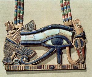 Wedjet eye pectoral, fra Tutankhamons grav (ca. 1370-52 f.Kr.) New Kingdom (guld cloisonne med glaspasta) (se også 228564)