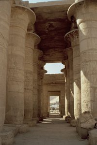 Søjler med papyrusskafter og lotuskapitæler i Great Hypostyle Hall, New Kingdom
