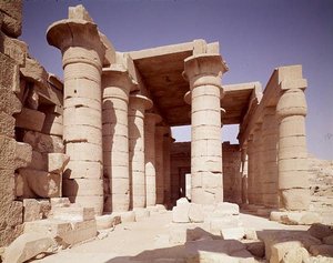 Søjler med papyrusskafter og lotuskapitæler i Great Hypostyle Hall, New Kingdom