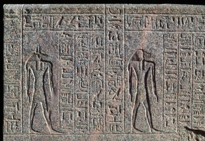 Afbildning af Anubis, detalje af indskrift og relief af Anubis og en anden gud, Amenhoteps sarkofag, Memphis, Egypten, Det Nye Rige, XIX. dynasti af Egyptian 19th Dynasty