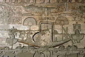 Egyptisk oldtid: udsigt over reliefferne, der repræsenterer processionen af den hellige båd, mindetemplet dedikeret til farao Ramses II (1279-1213 f.Kr.), Ramasseum-stedet (Ramesseum) i Luxor, Egypten. af Egyptian 19th Dynasty