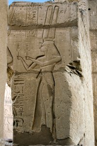 Ægyptisk antikvitet: detalje af relieffer, der viser gudinden Hathor, som holder sine søstre i hænderne, begravelsestempel dedikeret til farao Ramses II (1279-1213 f.Kr.), Ramasseum (Ramesseum) i Luxor, Egypten. af Egyptian 19th Dynasty