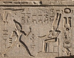 Ægyptisk antikvitet: detaljer i architraven dekorerer repræsentationen af farao Ramses II, der ærer guden Amon og hieroglyffer, tempel for farao Ramses II (1292-1186 f.Kr.) i Luxor. Østbredden (Theben), Egypten af Egyptian 19th Dynasty