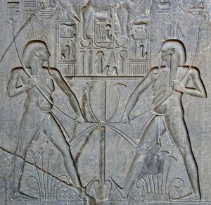 Ægyptisk antikvitet: detalje af soklen på statuen af farao Ramses II (1292-1186 f.Kr.), der forestiller foreningen af Øvre og Nedre Egypten. Templet i Luxor. Østbredden (Theben), Egypten af Egyptian 19th Dynasty