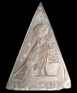 Egyptisk antikvitet: pyramidespidsen af Ramoses kapel, dekoreret med repræsentationen af Ra-Harakte (Re Harakte) guddommelig af den opgående sol af Egyptian 19th Dynasty