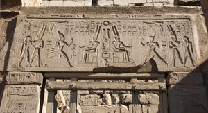 Egyptisk antikvitet: udsigt over arkitraven dekorerer repræsentationen af farao Ramses II, der ærer guden Amon og hieroglyffer, tempel for farao Ramses II (1292-1186 f.Kr.) i Luxor. Østbredden (Theben), Egypten af Egyptian 19th Dynasty