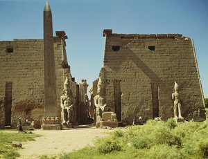 Facade og første pylon med to siddende statuer af Ramesses II og den resterende obelisk