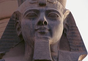 Ansigt af statue af Ramses II siddende, Theban Necropolis (UNESCOs verdensarvsliste) af Egyptian 19th Dynasty