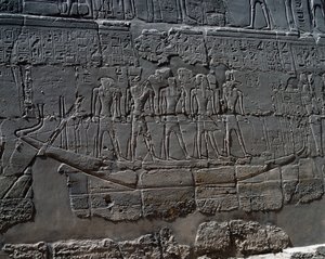 Begravelsesbåd, detalje fra scener med ofringer til guderne, relief, indvendige vægge i den store hypostylehal, Karnak-tempelkomplekset (Unescos verdensarvsliste) af Egyptian 19th Dynasty