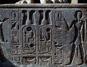 Hieroglyffer, detalje af hov på kolossalstatue af konge, Ramses II