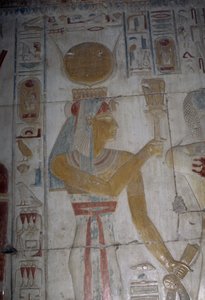 Bemalet relief af gudinden Hator, Osiris