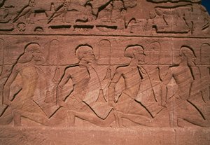 Prisoners of the North, basrelief ved foden af kæmperne i Ramesses II
