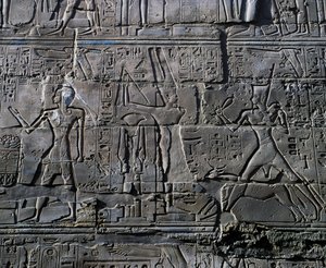 Dronning Hatshepsut foran guden Amun, detalje fra scener med ofringer til guderne, relief, indvendige vægge i den store hypostylehal, Karnak-tempelkomplekset (Unescos verdensarvsliste) af Egyptian 19th Dynasty