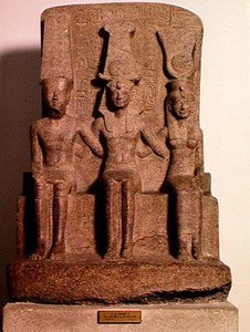 Ramses II (1304-1237 f.Kr.) siddende mellem Amun og Mut, fra Karnak, New Kingdom, ca. 1279-13 f.Kr. (granit)