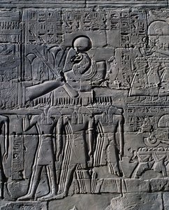 Ramses II foran den hellige båd, relief, indvendige vægge i den store hypostylehal, Karnak-tempelkomplekset (Unescos verdensarvsliste) af Egyptian 19th Dynasty