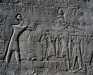 Ramses II ofrer foran den hellige båd, relief, indvendige vægge i den store hypostylehal, Karnak-tempelkomplekset (Unescos verdensarvsliste) af Egyptian 19th Dynasty