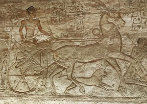 Ramses II på sin vogn, det store tempel i Abu Simbel (relief) af Egyptian 19th Dynasty