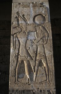 Relief forestillende farao med guden Horus, portikus i Seti I