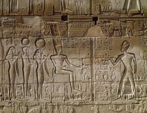 Relief, der forestiller Seti I (ca. 1294-1279 f.Kr.) som ofrer til Amun, fra den nordlige ydervæg af Hypostyle Hall, New Kingdom