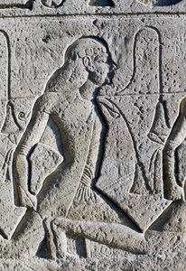 Relief med sorte og asiatiske fanger fra slaget ved Kadesh, detalje fra tronsoklen på facaden af Ramses II