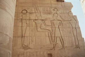 Relief, der viser gudinden Mut med løvindehovedet, der præsenterer Ramesses II for en tronende Amun, som giver ham en ankh, fra Great Hypostyle Hall, New Kingdom