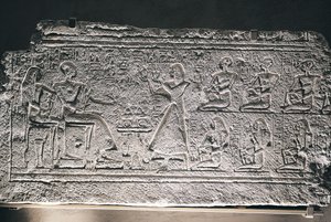 Relief af Ptahotep og Tauseret fra Saqqara, hvor parret modtager tilbud fra deres ældste søn Amenheb og andre børn. af Egyptian 19th Dynasty