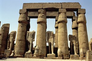 Statuer af Ramses II (1298-32 f.Kr.) og papyrus-knopsøjler i Peristyle Court, New Kingdom, ca. 1297-1185 f.Kr.