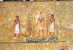 Solguden Ra i sin solbark, beskyttet af en slanges spoler, fra Seti I