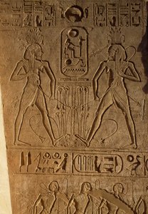 Union mellem Øvre og Nedre Egypten og faraoens kartouche, relief på tronsokkel, Ramses II