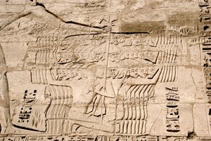 Ægyptisk antikvitet: detalje af reliefferne af den første pylon, der repræsenterer tilfangetagelsen af krigere, der tilhører havets folk, fjender af Ramses III. Ramses III