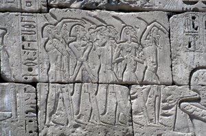 Relief, der viser nordlige fanger i slaget ved Ramses III, Medinets store tempel