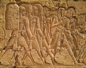 Relief, der viser tjenere, der bærer reb og våben, fra Ramses III