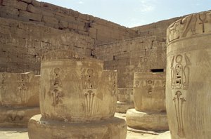 Rester af søjler i Hypostyle Hall i Ramses III