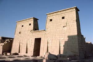 Sydfacade og Pylon af Temple of Khonsu, New Kingdom, c.1100 BC