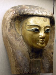Hoved fra en sarkofag, Sait-periode (palmetræ med bladguld) af Egyptian 26th Dynasty